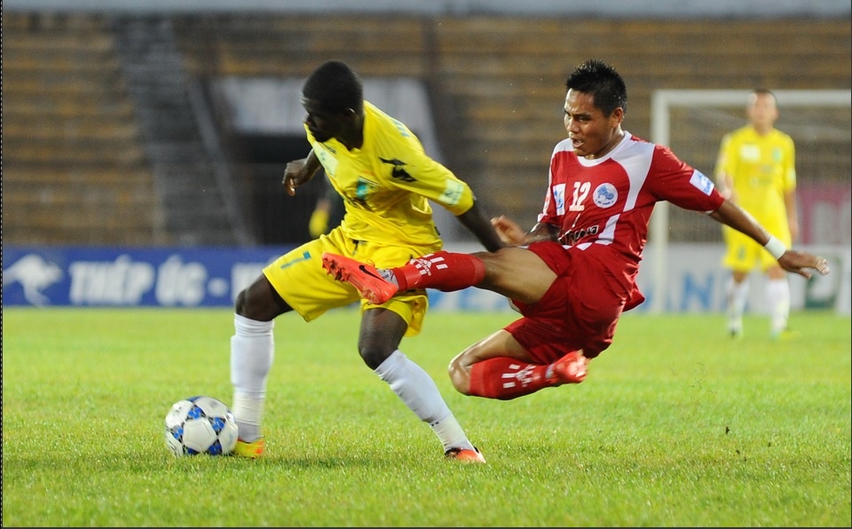 Danh bai Hai Phong, Ha Noi T&T chac ngoi dau bang hinh anh