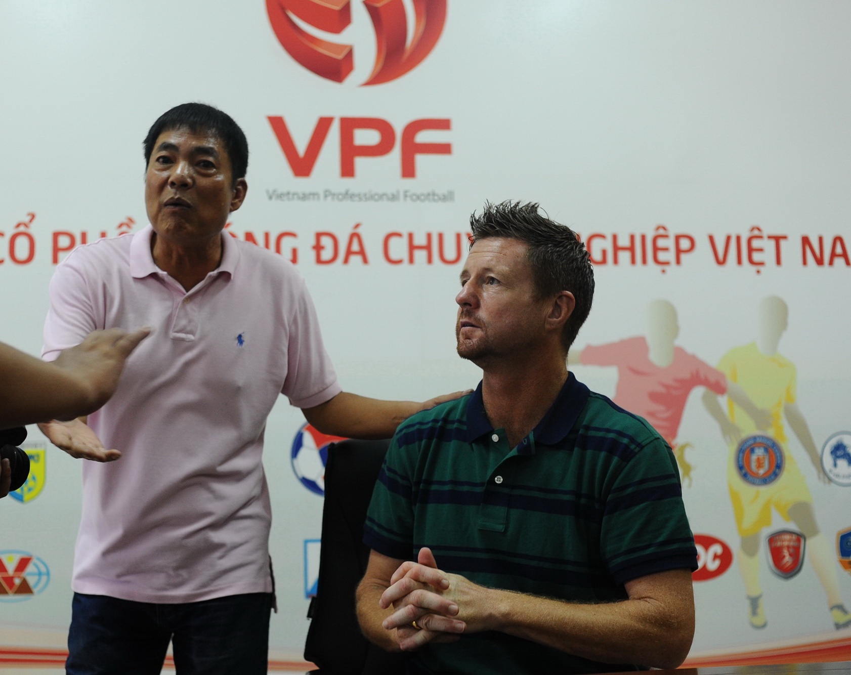  Chủ tịch CLB Hải Phòng (trái) mệt mỏi bởi các đơn vị chức năng đùn đẩy trách nhiệm khi CLB Hải Phòng lên khiếu nại về án kỷ phạt của Ban kỷ luật VFF. 