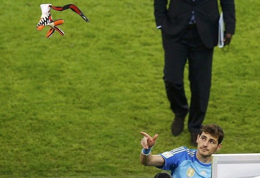 That vong vi TBN bi loai, Casillas nem gang ve phia khan gia hinh anh