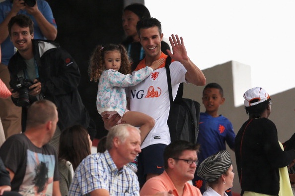 Van Persie cong con gai den san tap cung tuyen Ha Lan hinh anh