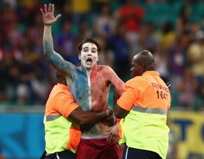 CDV qua khich vuot rao xuong san an mung cung tuyen Phap hinh anh