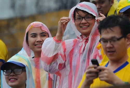 Fan nu SLNA 'thoi lua' vao chan Cong Vinh va dong doi hinh anh