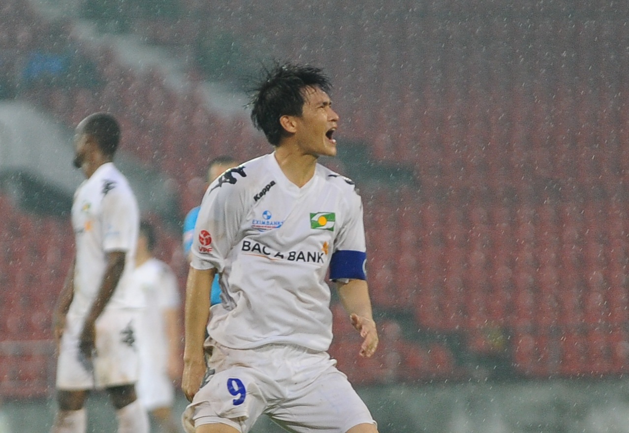 Cong Vinh ghi ban thu 105, SLNA dai thang tai Lach Tray hinh anh