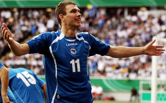 Dzeko ghi ban mo ty so cho Bosnia hinh anh