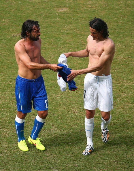 Pirlo doi ao voi Edinson Cavani