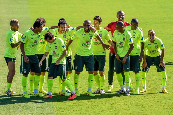 Các cầu thủ vui đùa khi xếp đội hình chụp ảnh lưu niệm.