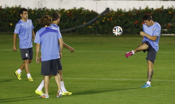 Cau thu Uruguay phai ngay dem tap luyen vi thieu Suarez hinh anh