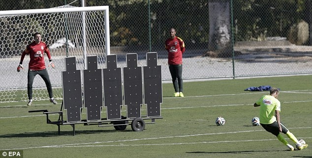 Neymar tap sut phat hang rao truoc tran chien voi Chile hinh anh