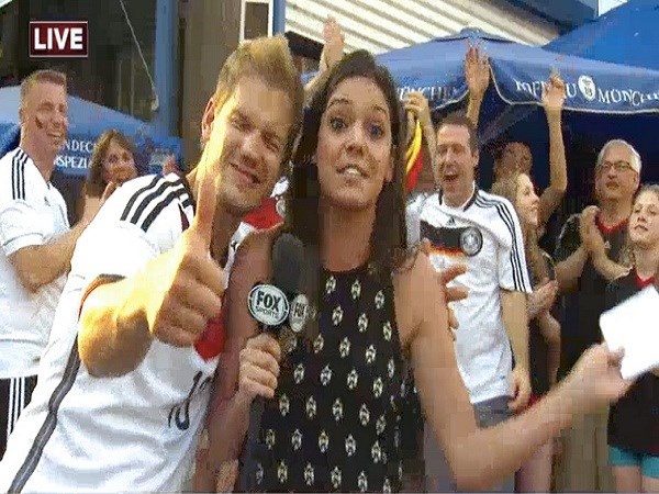 Nu phong vien xinh dep bi fan Duc hon toi tap hinh anh