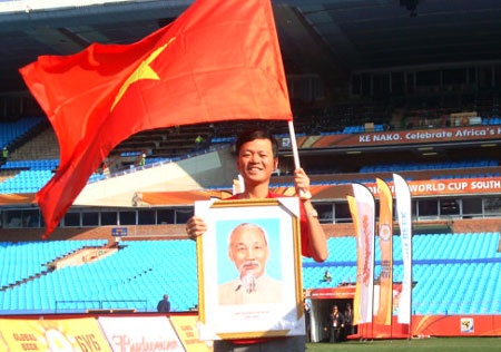 Nguoi mang co Viet Nam, anh Bac Ho den khan dai World Cup hinh anh