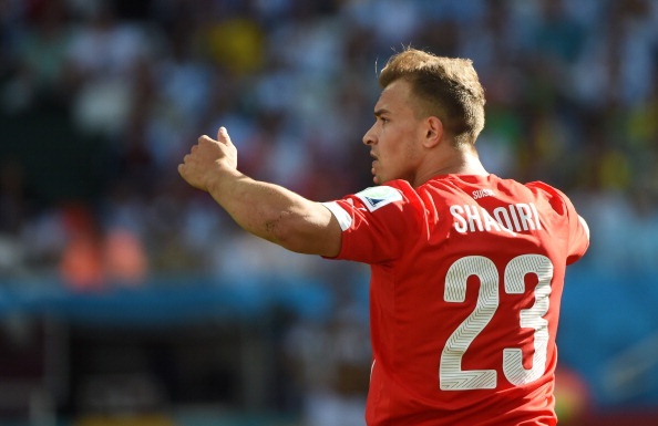 Messi Thuy Sy noi doa khi bong bi cuon vao chan trong tai hinh anh