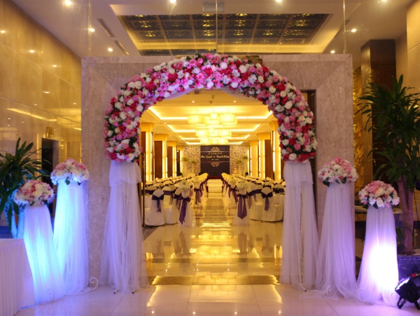 Can canh khach san 5 sao to chuc le cuoi Van Quyen hinh anh