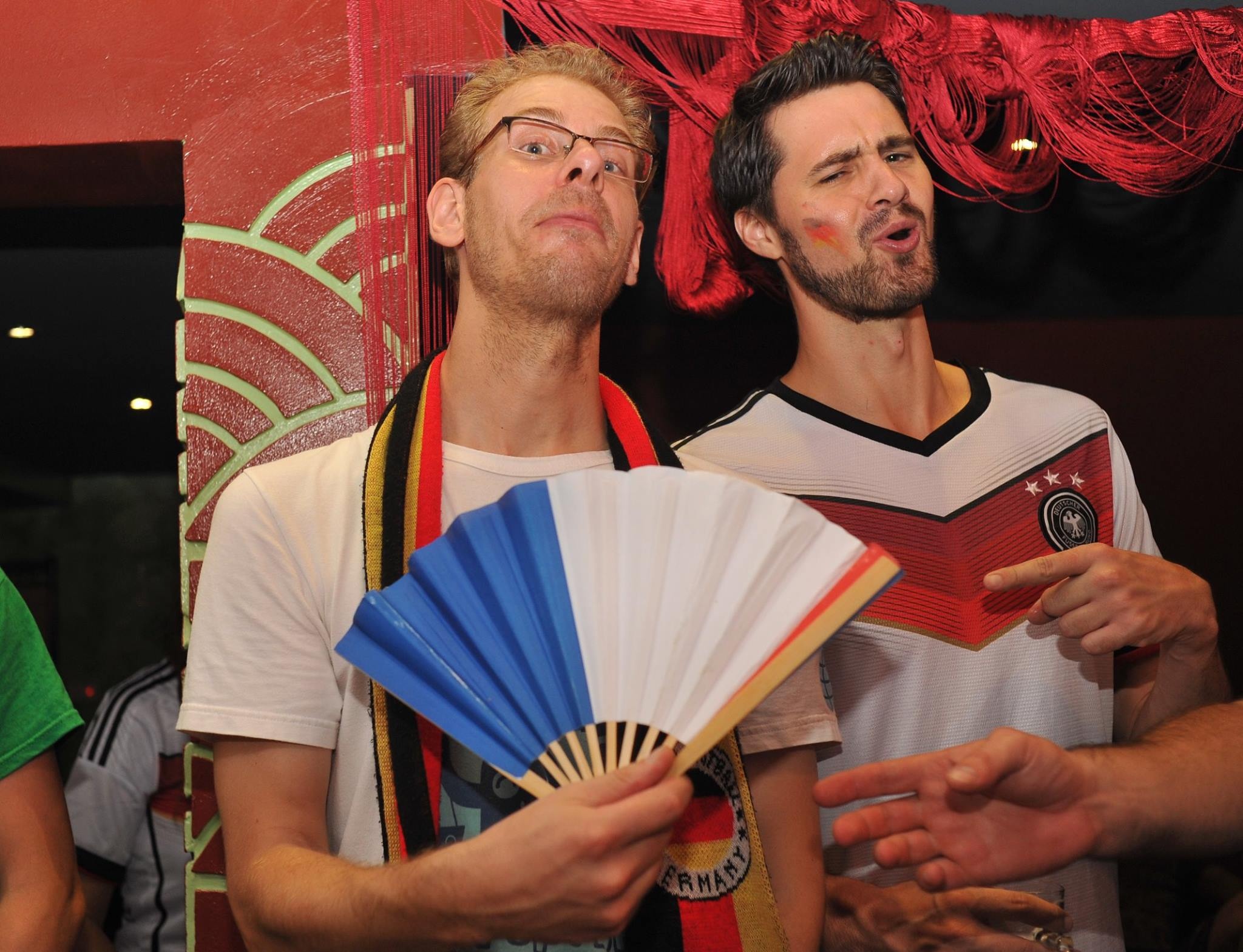 CDV Duc tai Ha Noi an mung treu tuc fan Phap hinh anh