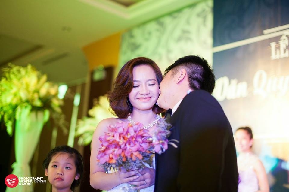 Nu hon ngot ngao cua Van Quyen trong ngay hanh phuc hinh anh