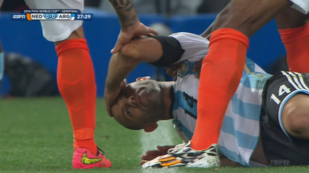 Cu va cham troi giang khien Mascherano nam guc xuong san co hinh anh