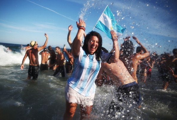 Fan Argentina nhay mua an mung chien thang tren bien hinh anh
