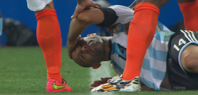 Fan Argentina hoang hon khi Mascherano do guc tren san hinh anh