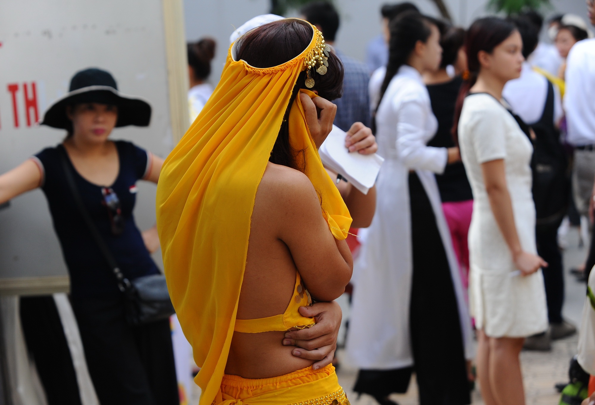 Nam sinh múa bụng