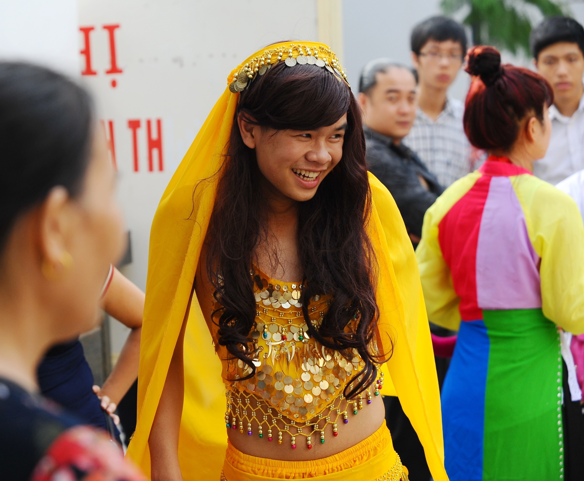 Nam sinh múa bụng