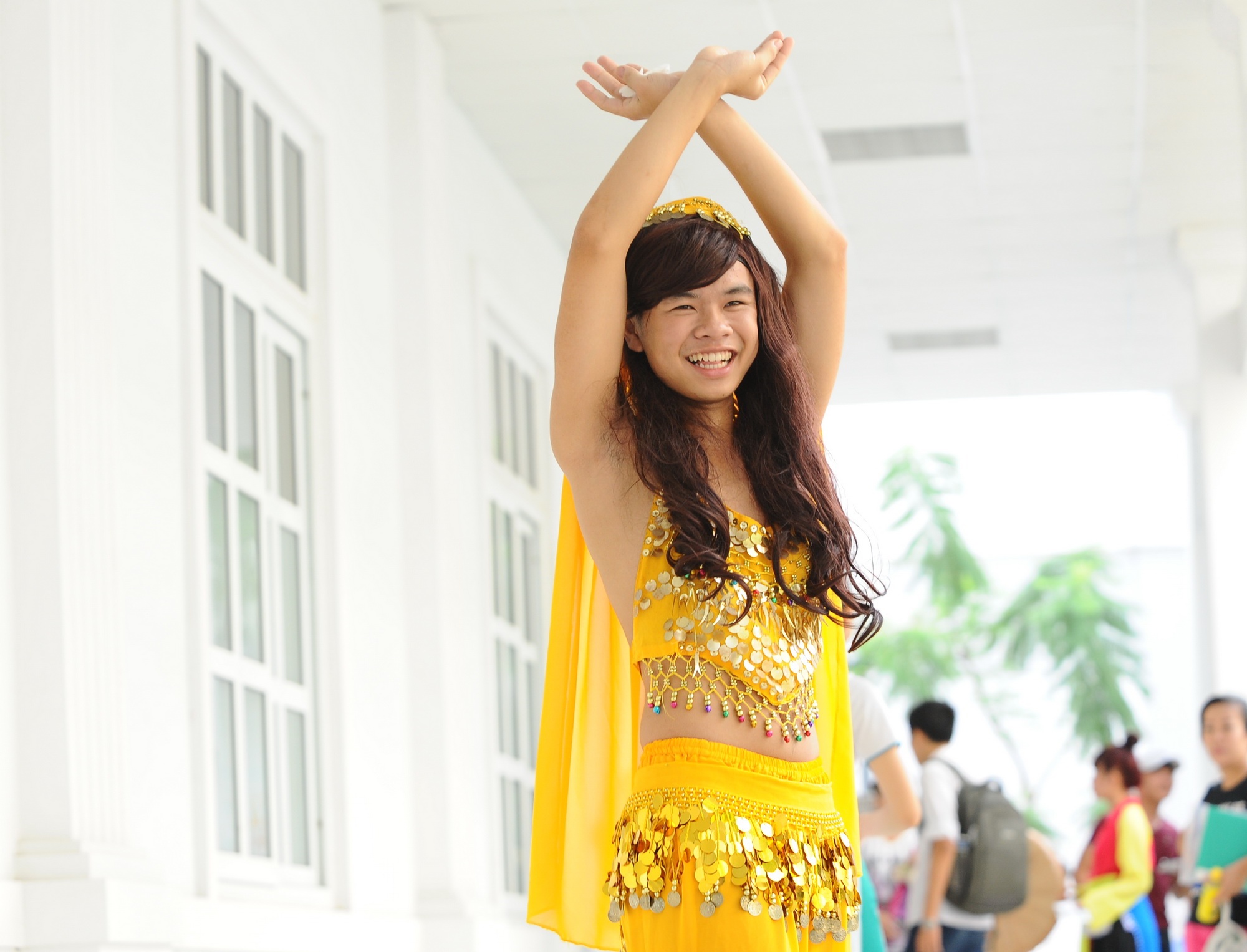 Nam sinh múa bụng