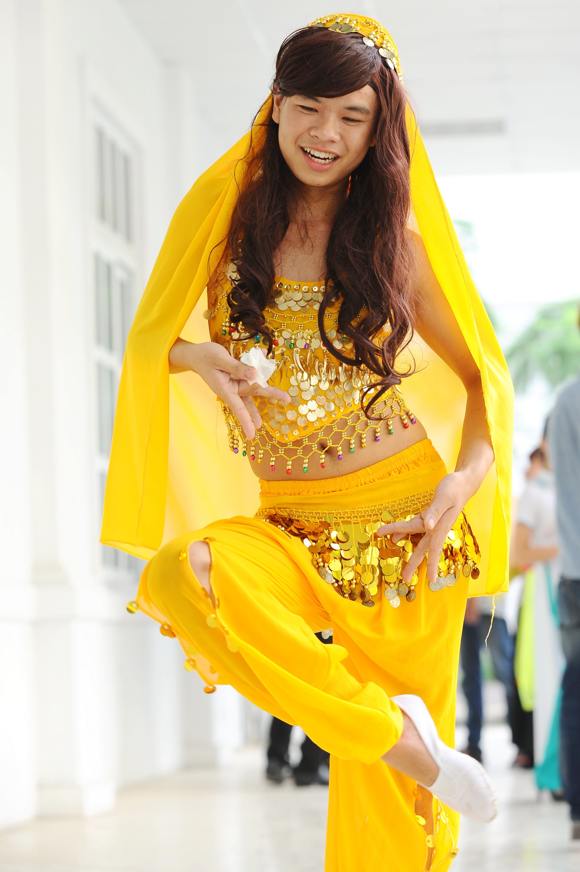 Nam sinh múa bụng