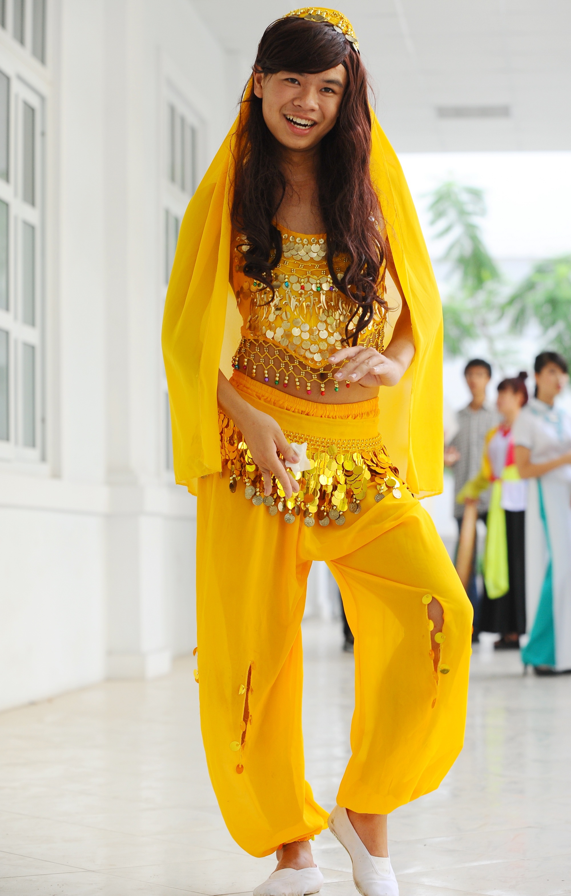 Nam sinh múa bụng