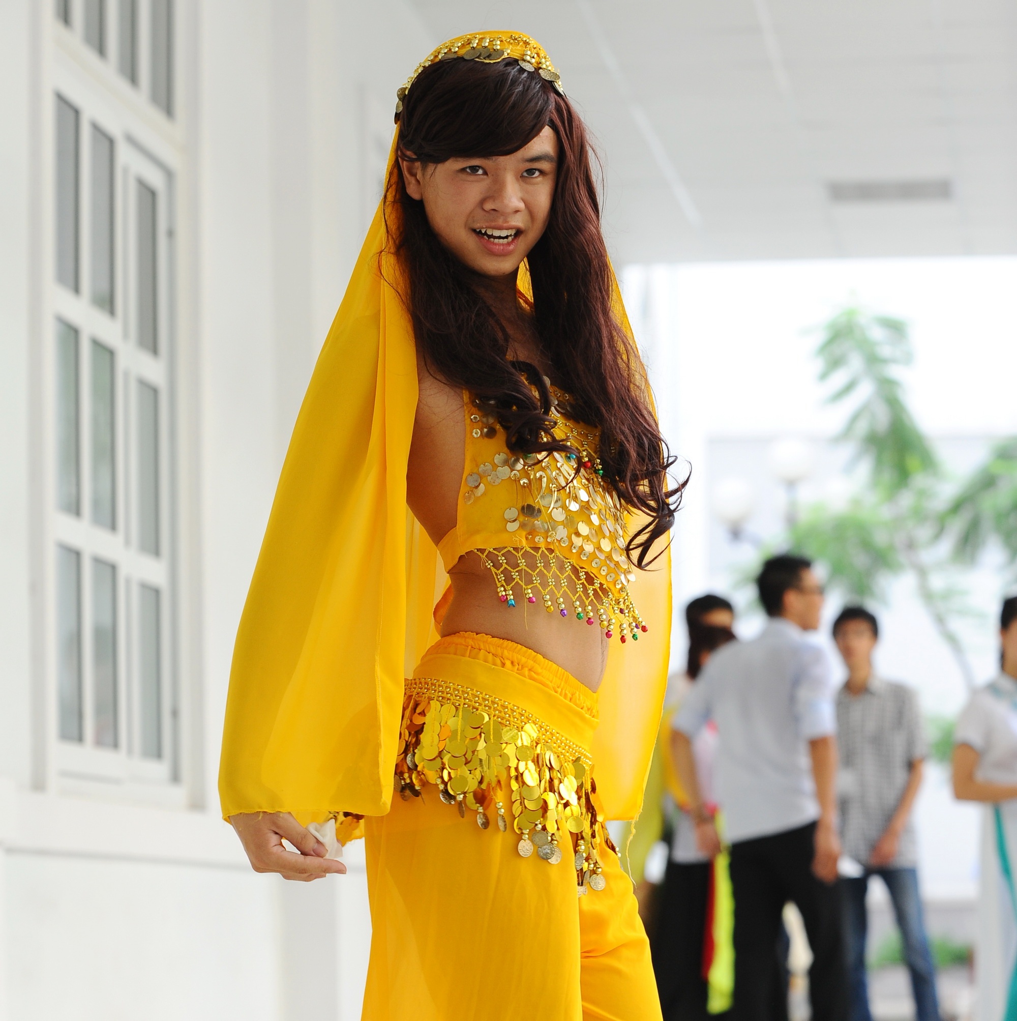 Nam sinh múa bụng