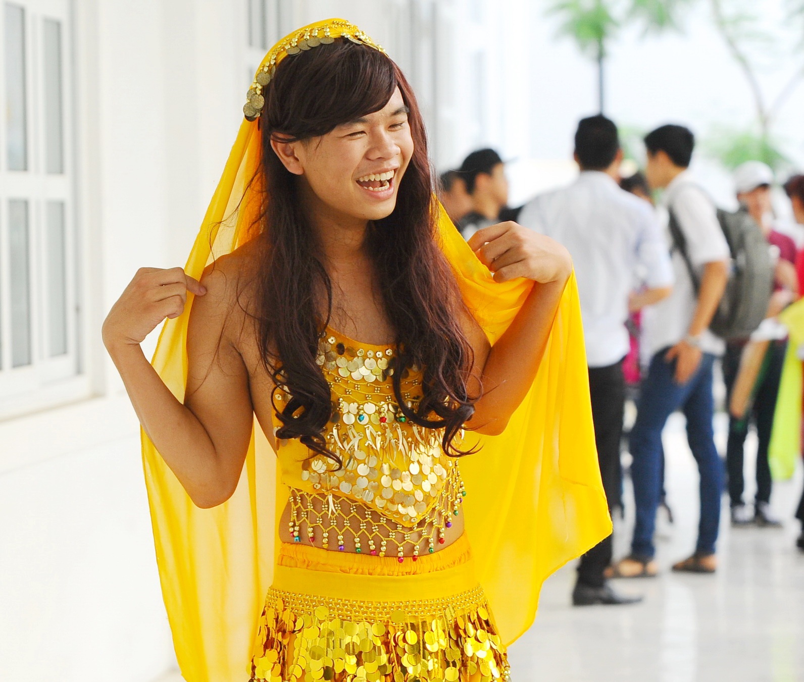 Nam sinh gia gai mua goi cam thi nang khieu hinh anh