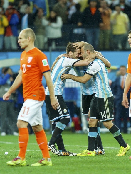 Hình ảnh Robben buồn bã đối nghịch với tình huống ăn mừng của các cầu thủ Argentina.