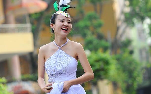Nu sinh mac vay yem, khoe vai thon thi nang khieu hinh anh