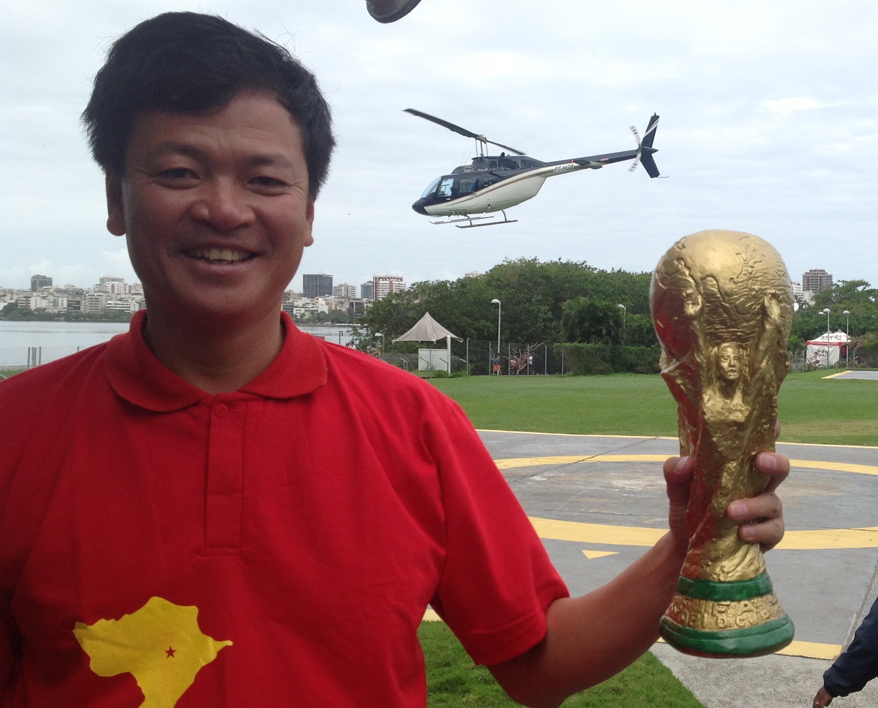 Fan Viet thue truc thang ngam san van dong World Cup hinh anh