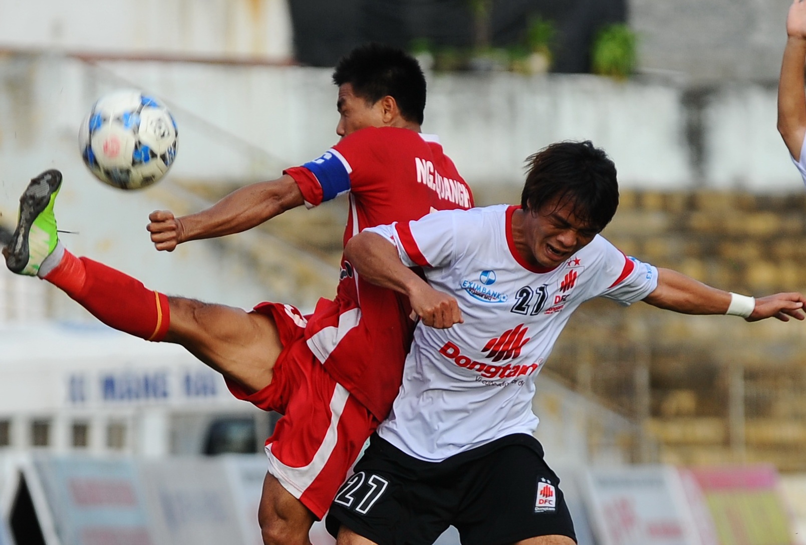 Hau ve lap cong giup Hai Phong thoat thua tren san nha hinh anh