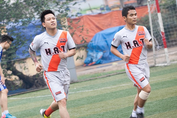 Ca si Tuan Hung du giai bong da 'phui' cua Ha Noi hinh anh