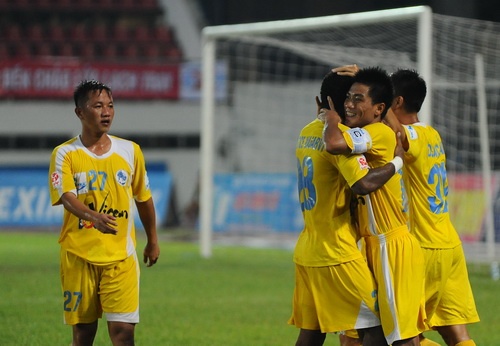 Hai Phong vuot qua Quang Ninh trong tran derby Dong Bac hinh anh