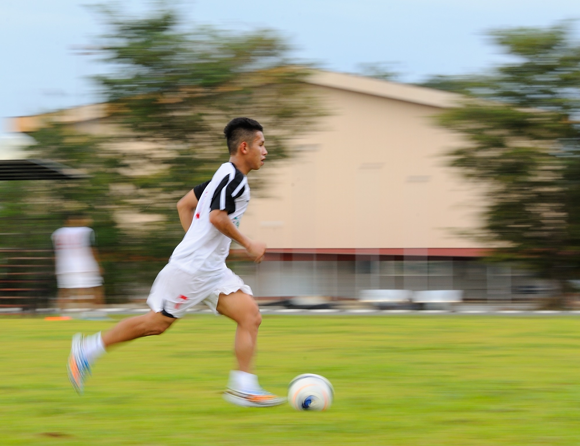 Hậu vệ trái Hồng Duy lên công về thủ với tốc độ và thể lực bền bỉ. 