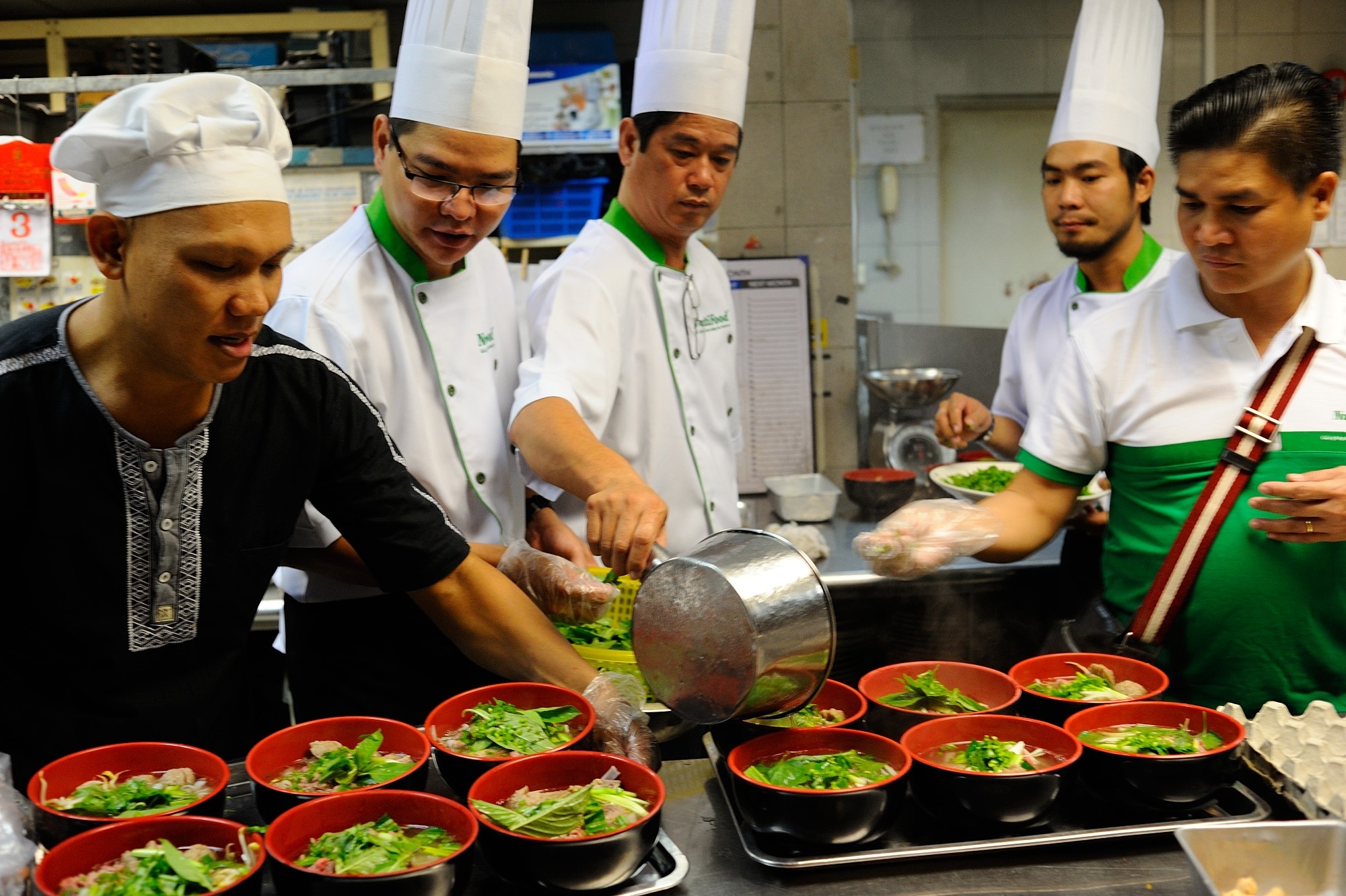 Dau bep thuc khuya, day som phuc vu pho Viet cho DT U19 hinh anh