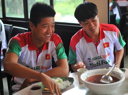 Cau thu U19 VN ngon mieng voi do an Viet tren dat khach hinh anh