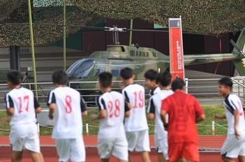 U19 Viet Nam tap canh may bay quan su o Brunei hinh anh