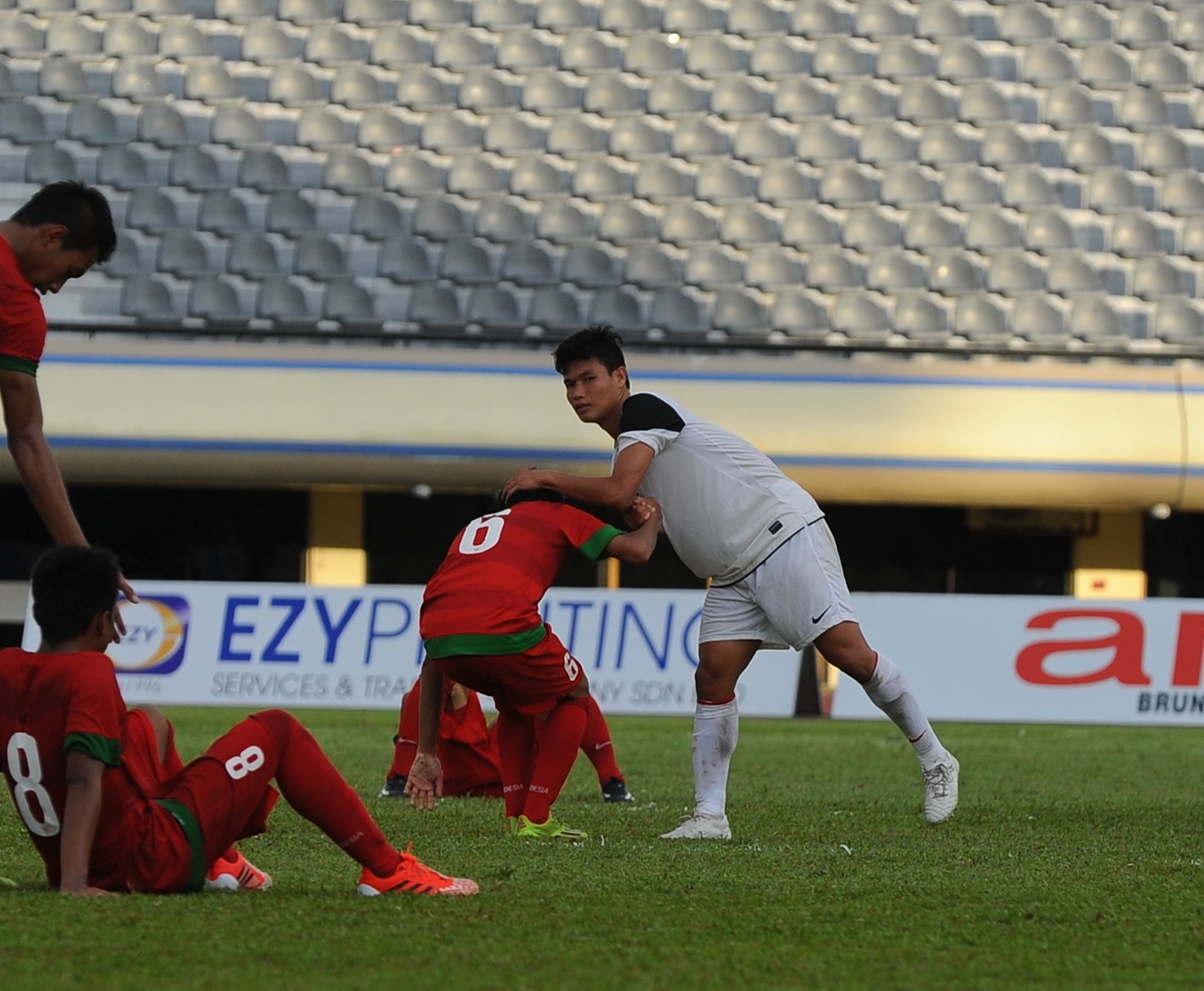 Đông Triều kéo cầu thủ Indonesia đứng dậy sau trận đấu.