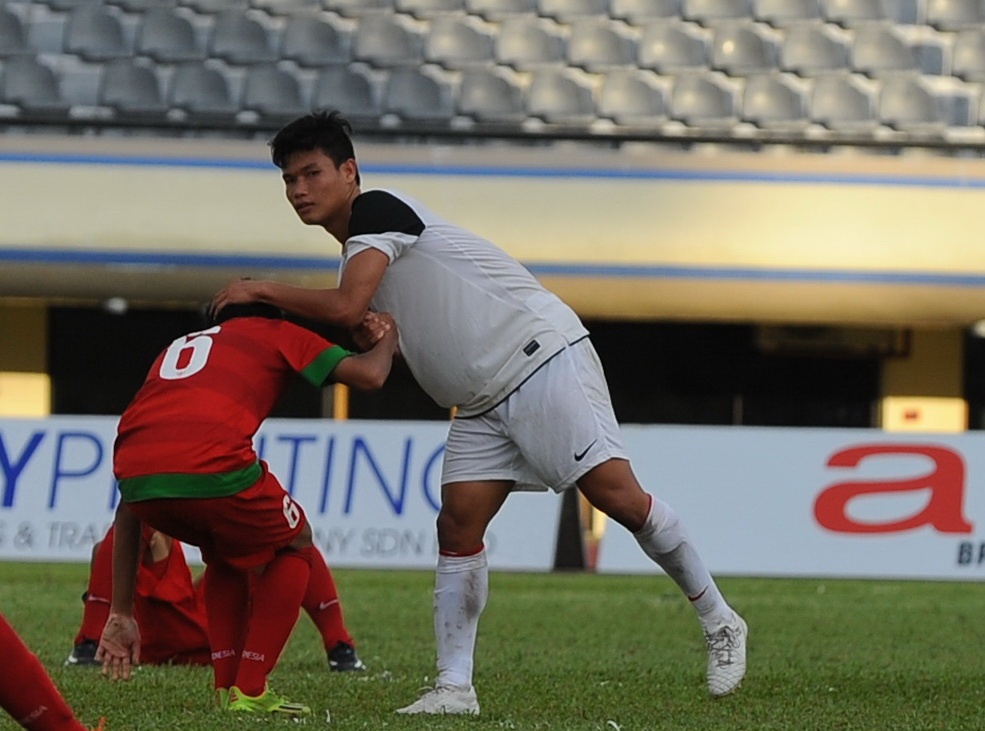 U19 Viet Nam keo cau thu U19 Indonesia dung day sau that bai hinh anh