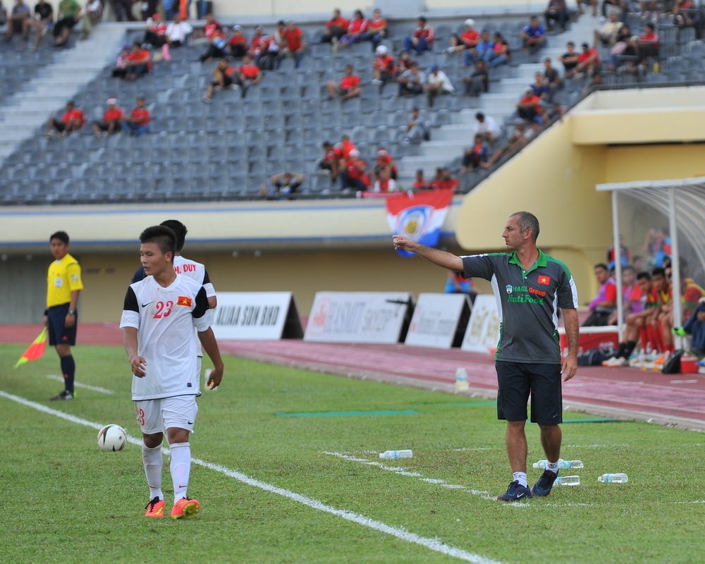 HLV Guillaume Graechen vẫn chưa hài lòng, thậm chí còn chỉ trích các học trò chơi chưa tốt.