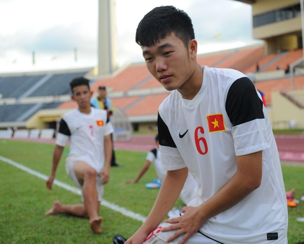 Cau thu U19 VN tu cat toc doi van truoc tran thang Indonesia hinh anh