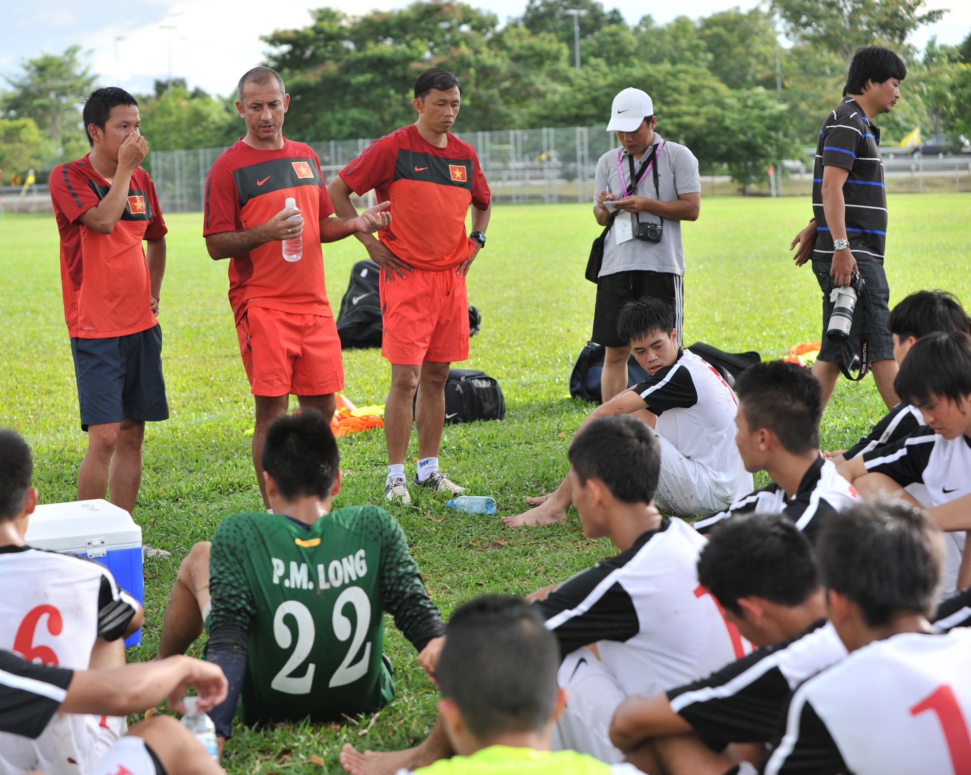 Buoi tap cua U19 Viet Nam truoc tran quyet dau DTQG Brunei hinh anh