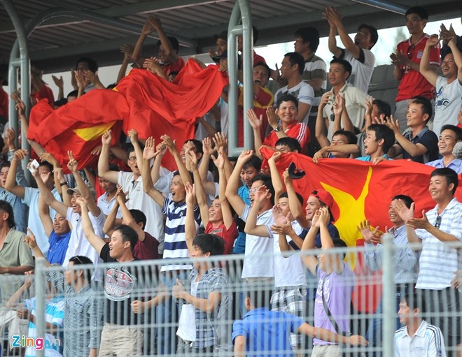 CĐV Việt Nam cũng trải qua những cảm xúc bùng nổ ở trận này.
