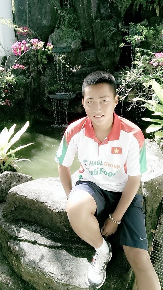 Tiền đạo Hồ Tuấn Tài thích thú với phong cảnh tại Đại sứ quán Việt Nam ở Brunei. Ảnh: Facebook nhân vật.