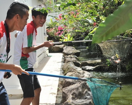Cau thu U19 hao hung bat ca tai Dai su quan VN o Brunei hinh anh