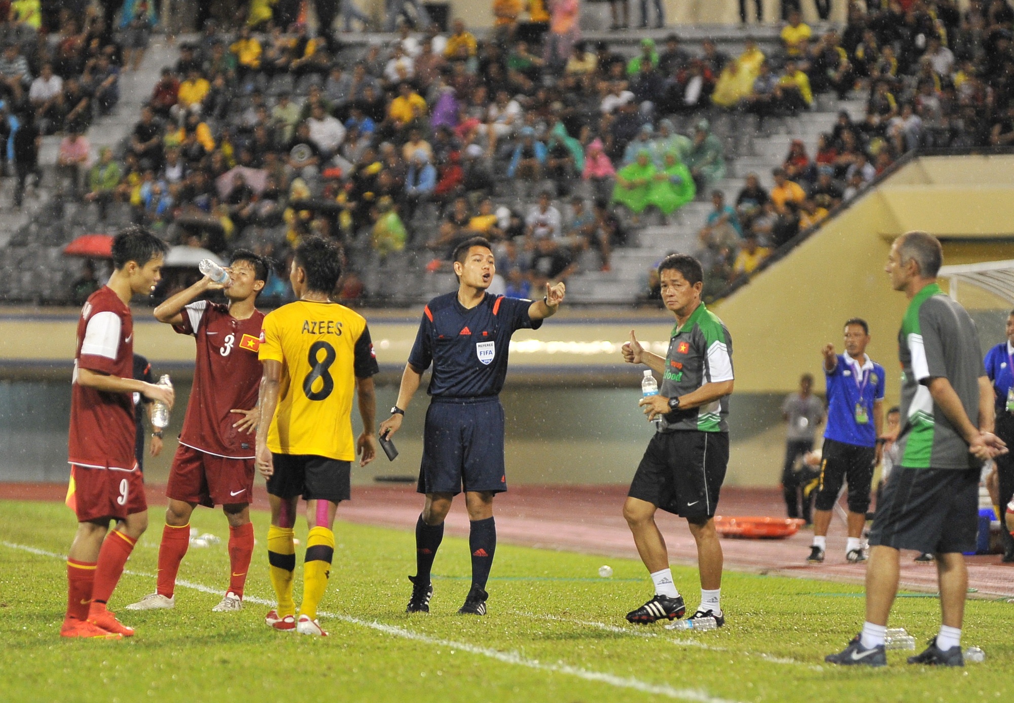 Trong tai Thai tung xu ep U19 VN dieu khien tran hoa Brunei hinh anh