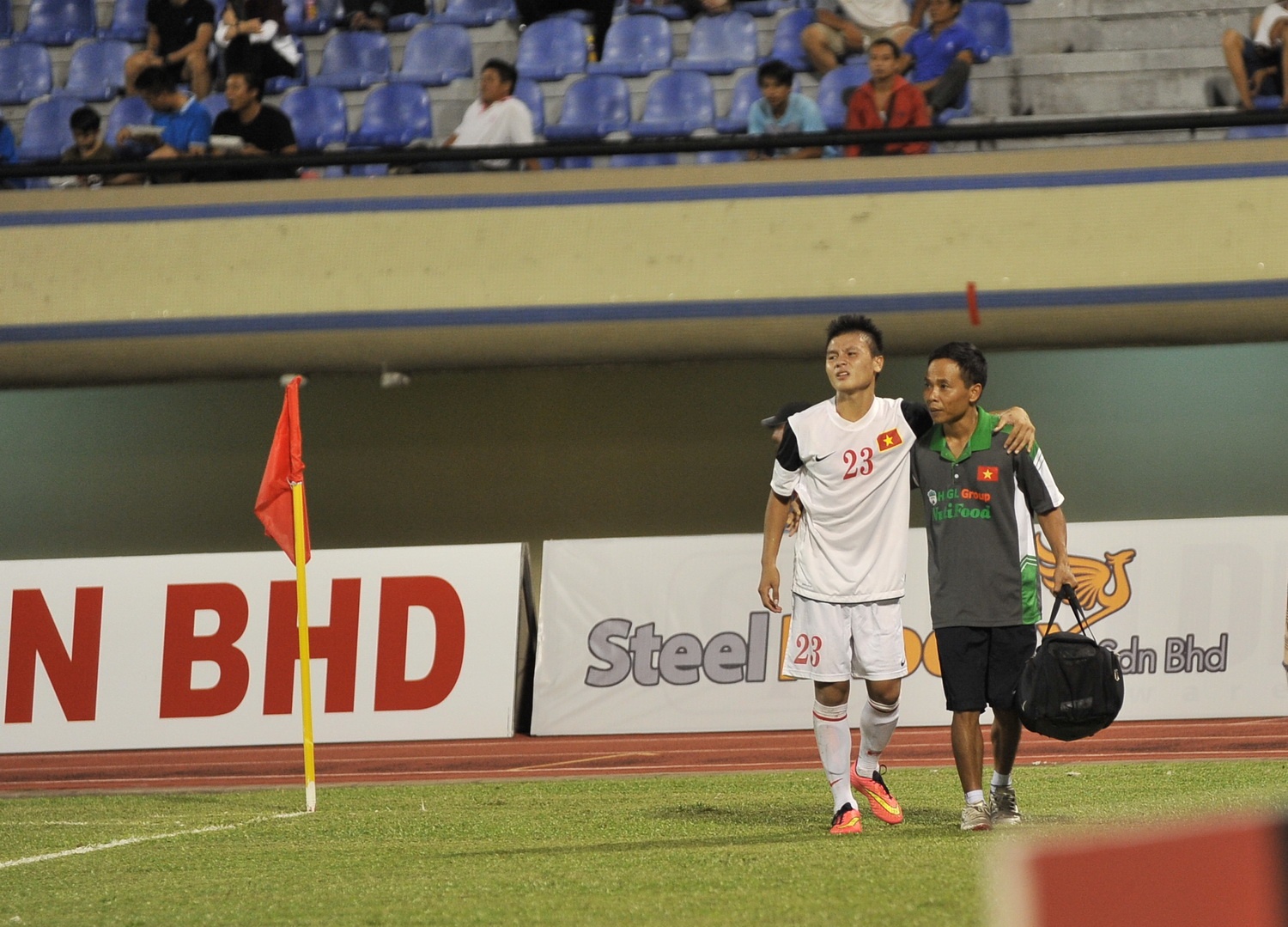  khi đội trưởng Samphaodi nhận thẻ vàng thứ 2 và buộc phải rời sân ở phút 51.