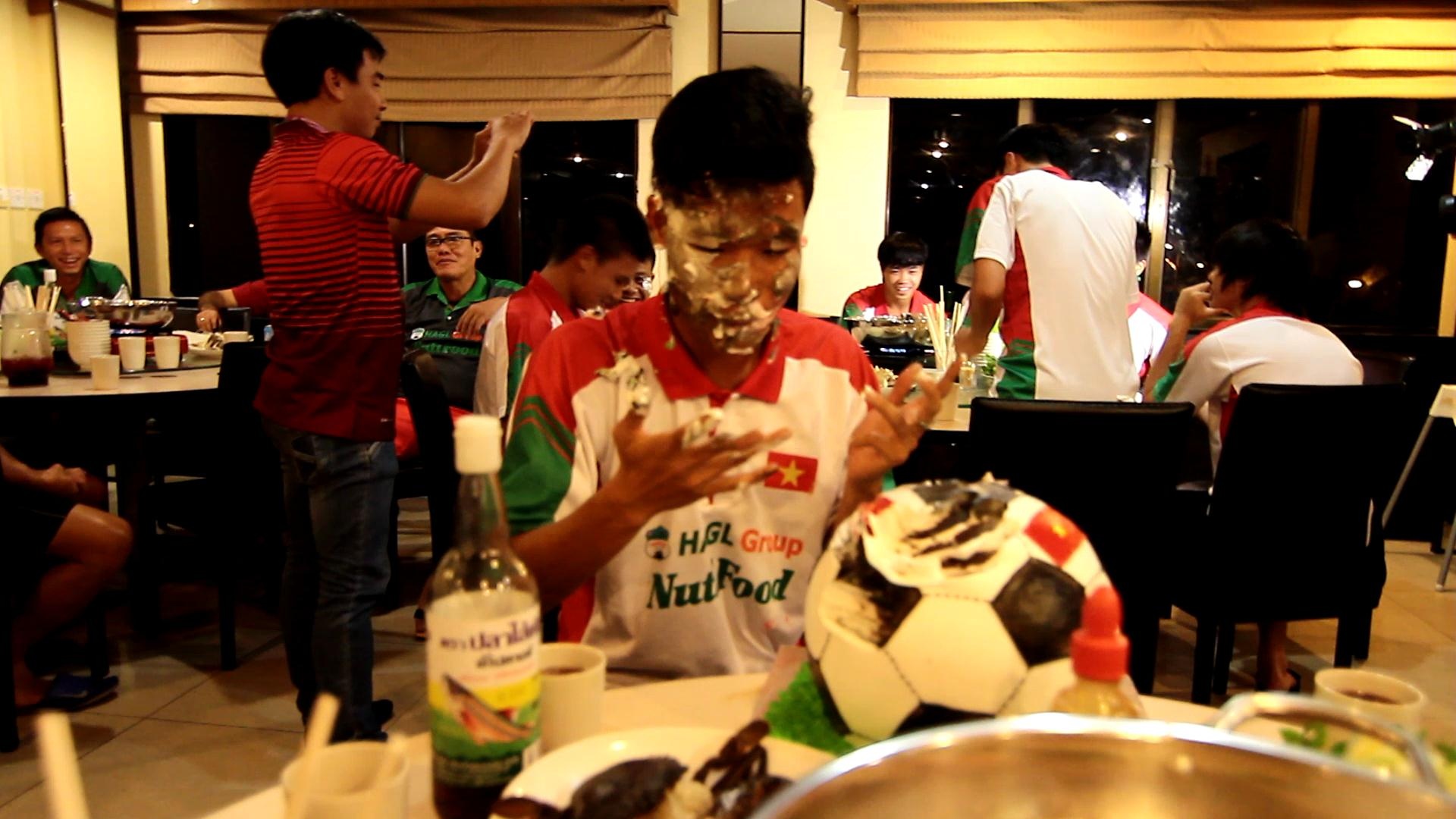 Cau thu U19 Viet Nam dua nghich voi banh kem mung sinh nhat Dong Trieu hinh anh