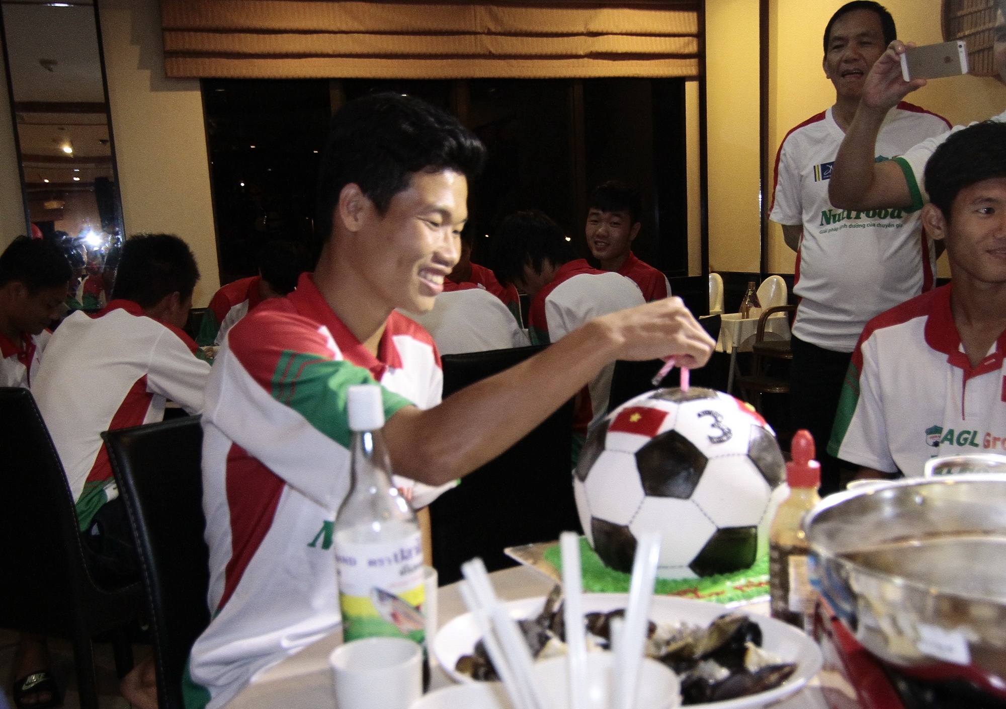 U19 Viet Nam to chuc sinh nhat dac biet cho Dong Trieu hinh anh